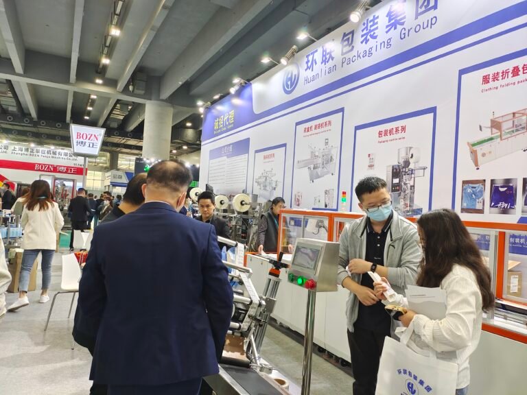 工作人员向客户介绍贴标机等智能包装设备