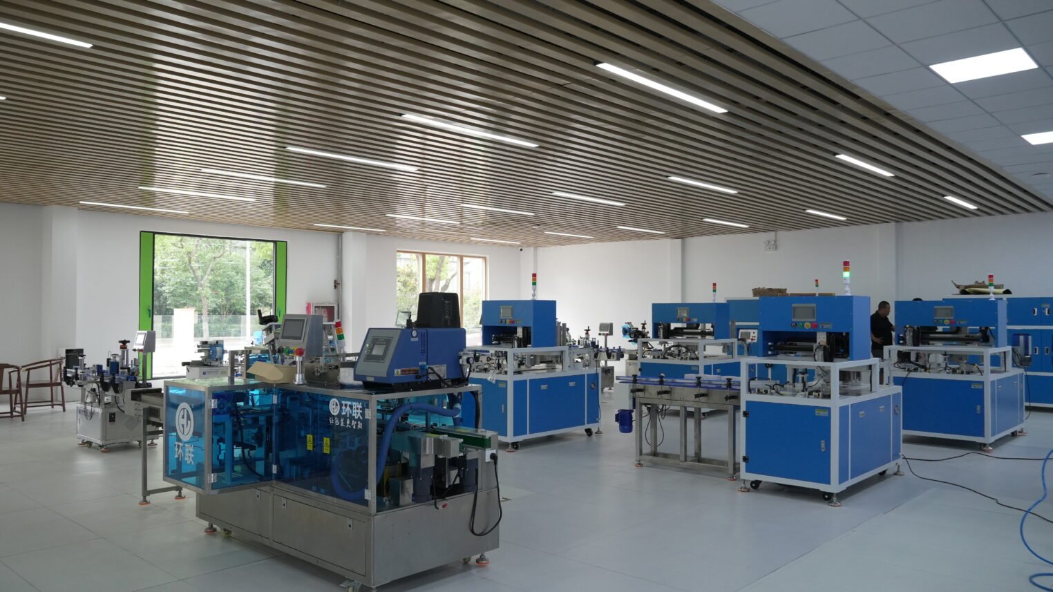 这是一个全自动折盒机停放在车间里面