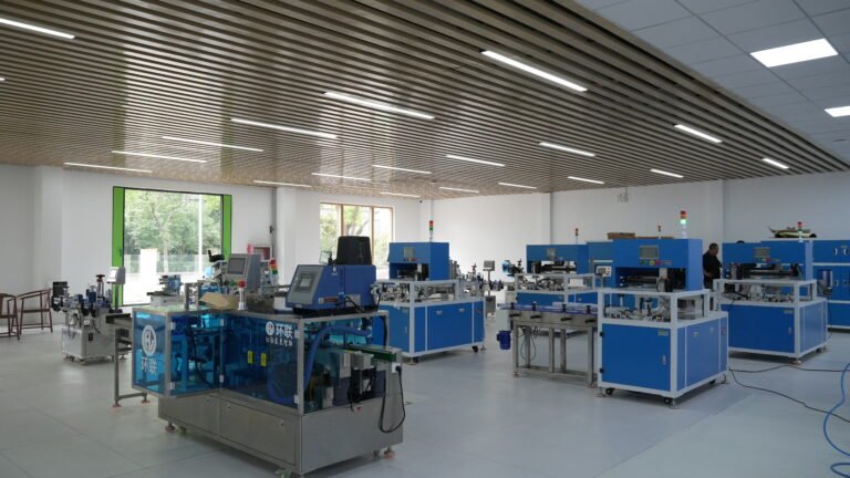 这是一个全自动折盒机停放在车间里面