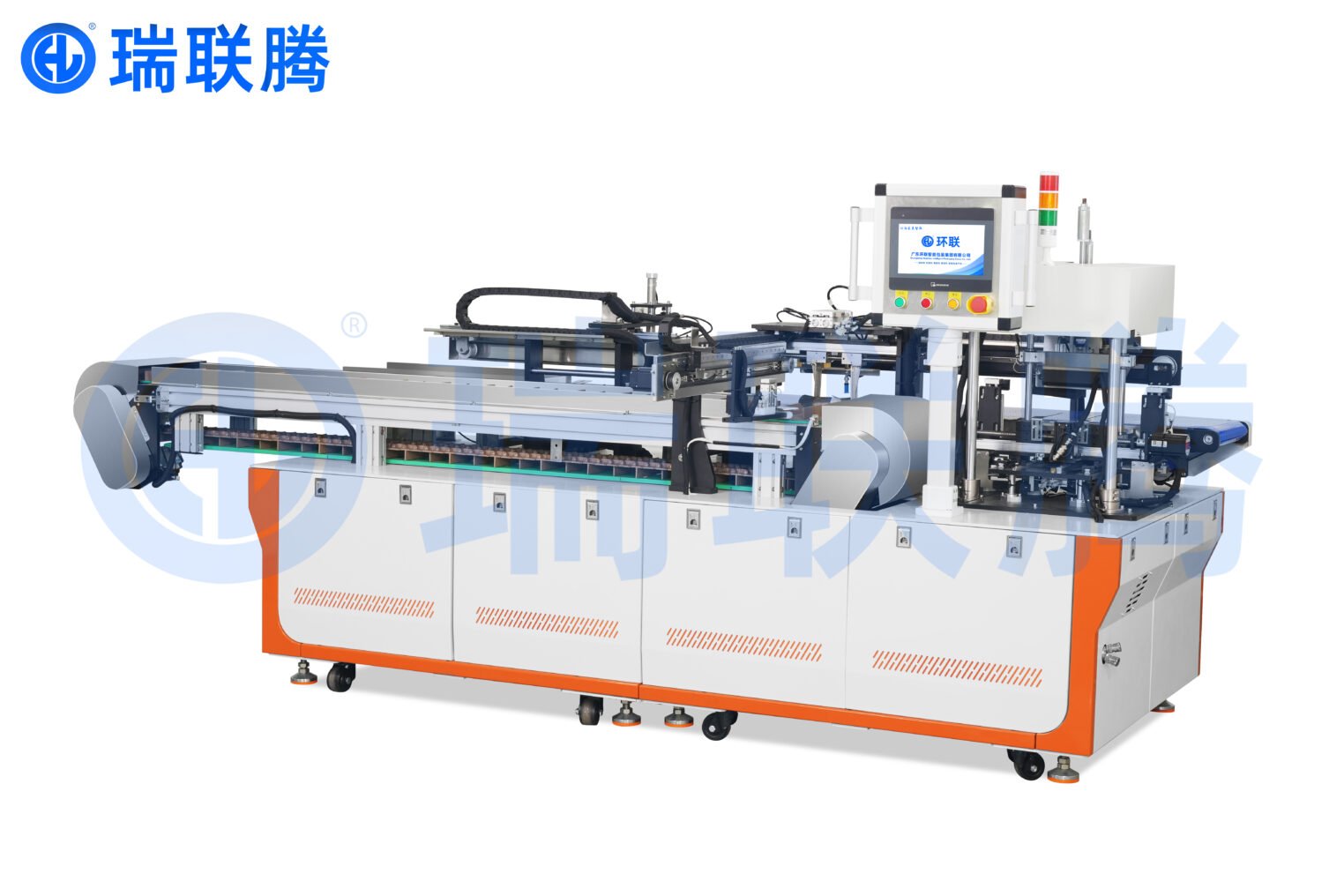 工作人员将一台自动套袋机停放在这，静待厂家挑选自动化机械设备